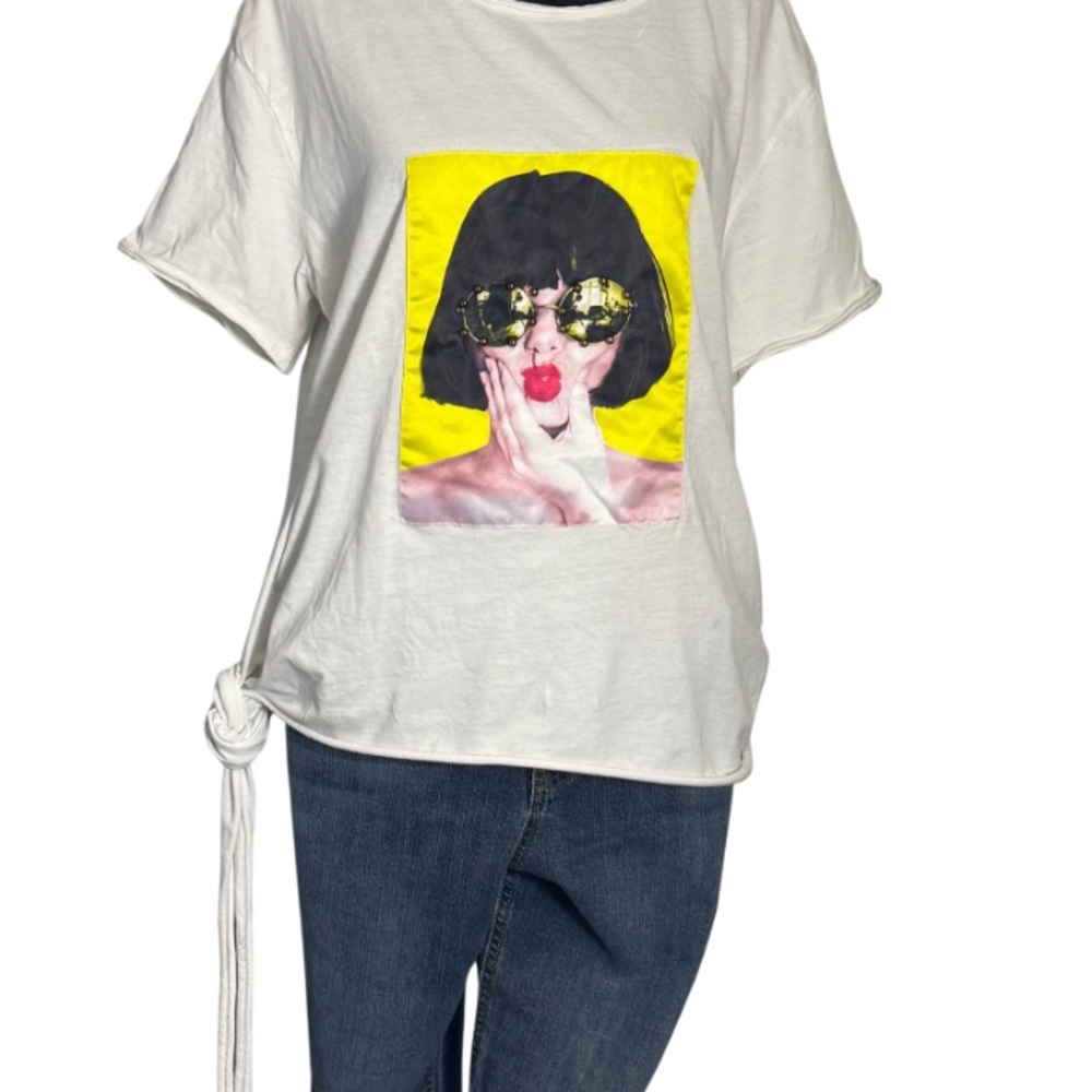 Chic Graphic White Tee with Kissy Face Accent Size Large